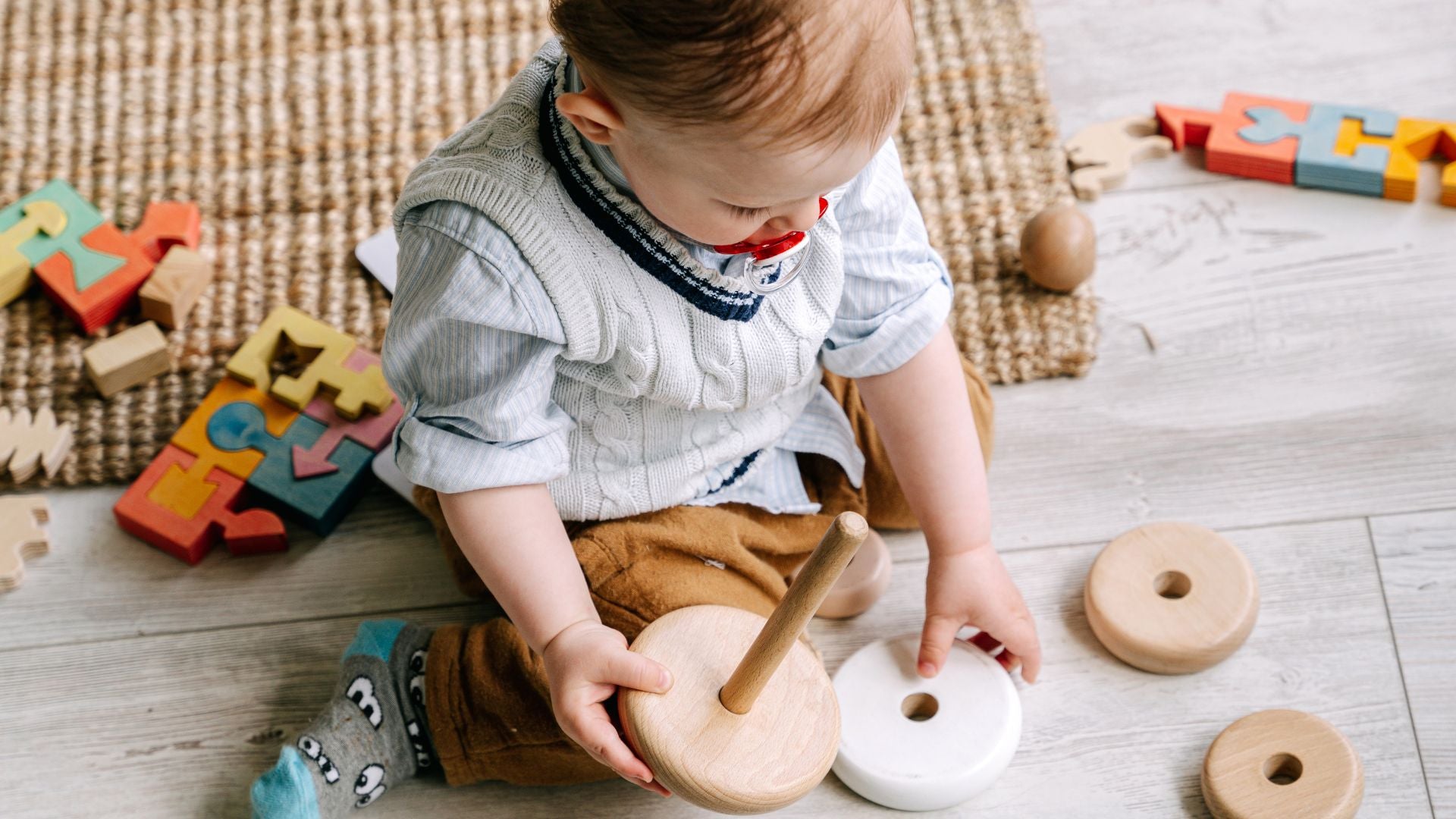 Développer la motricité fine chez les bébés avec des activités simples.