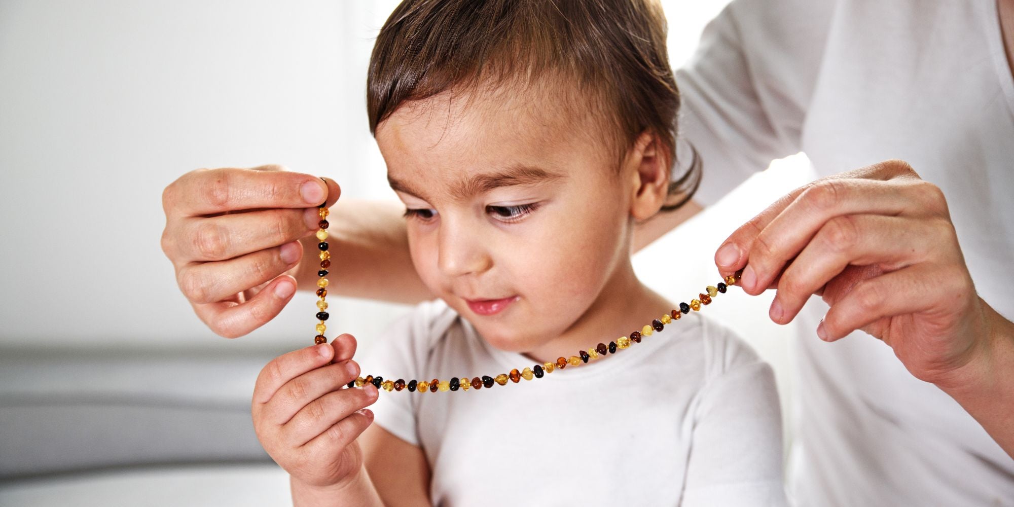 Des problèmes de dentition ? Un collier d’ambre peut apporter un soulagement.